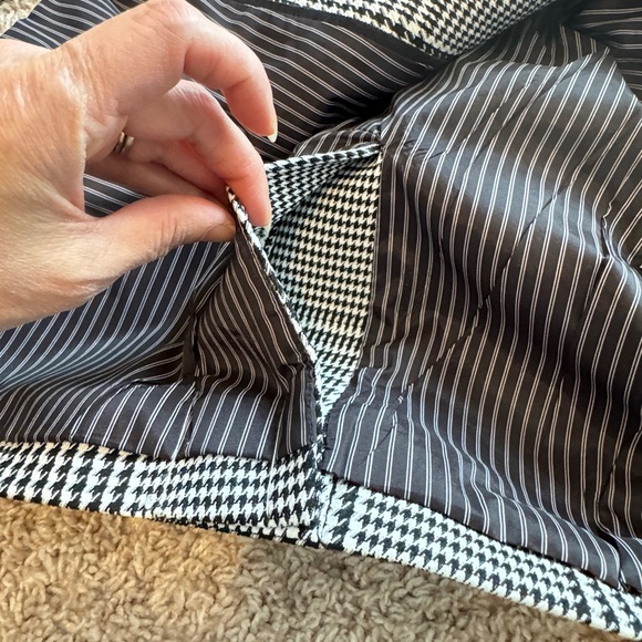 Banana Republic Houndstooth Blazer
Suit Jacket Size 2P - Picture 10 of 14